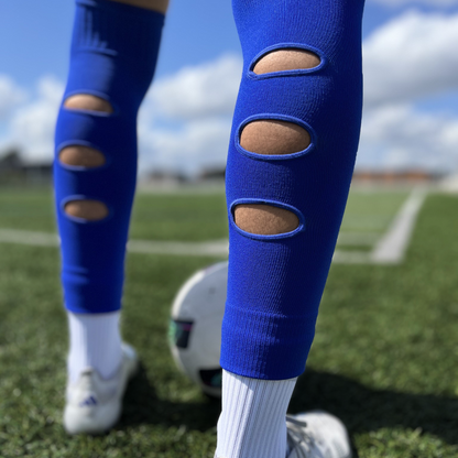 Chaussettes-a-trous-football, Manchons de football, precut socks ou jambières, couleur bleu, portées sur terrain de football | Game Changer