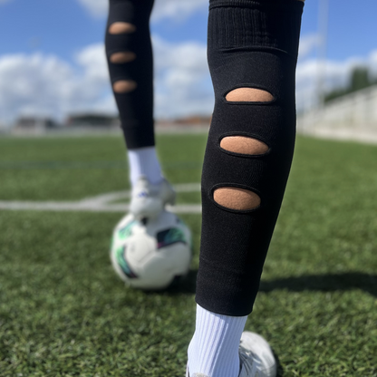 Chaussettes-a-trous-football, Manchons de football, precut socks ou jambières, couleur noir, portées sur terrain de football | Game Changer