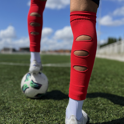 Chaussettes-a-trous-football, Manchons de football, precut socks ou jambières, couleur rouge, portées sur terrain de football | Game Changer
