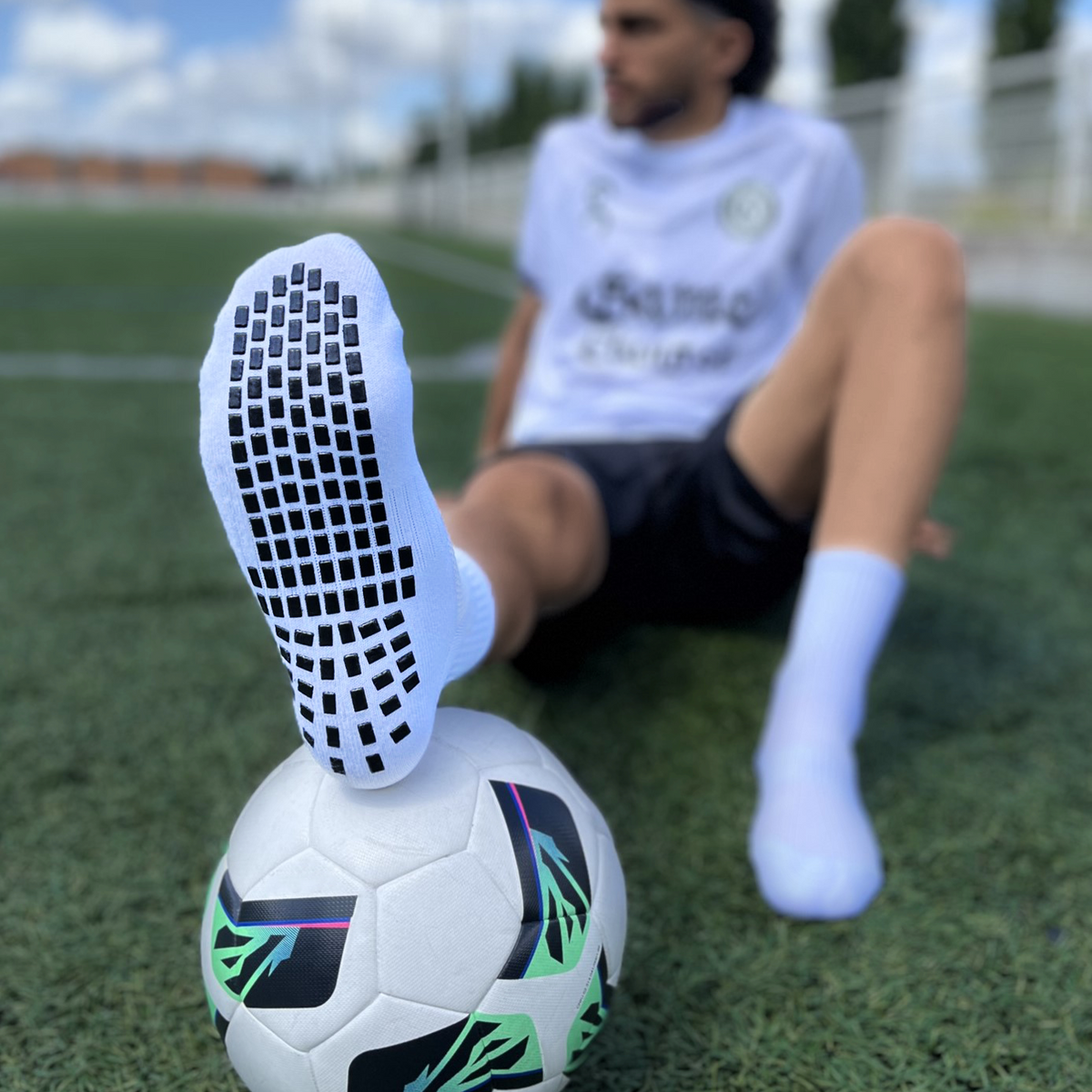 Chaussettes antidérapantes, ou Grip socks, de football, adhérence renforcée pour plus de stabilité, portées sur terrain de football | Game Changer