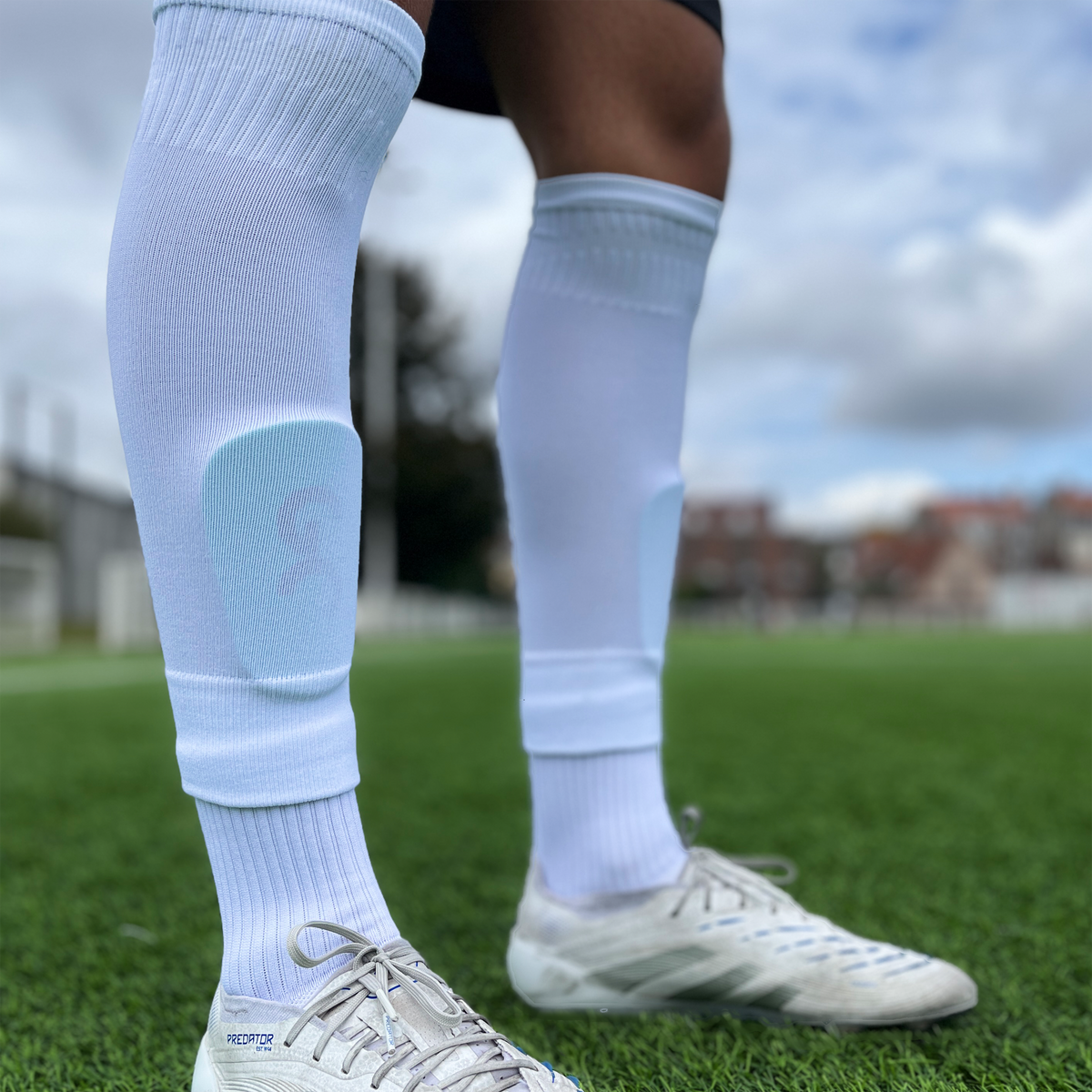 Chaussettes coupées football, Manchons de football, precut socks ou jambières, couleur blanche, portées sur terrain de football | Game Changer