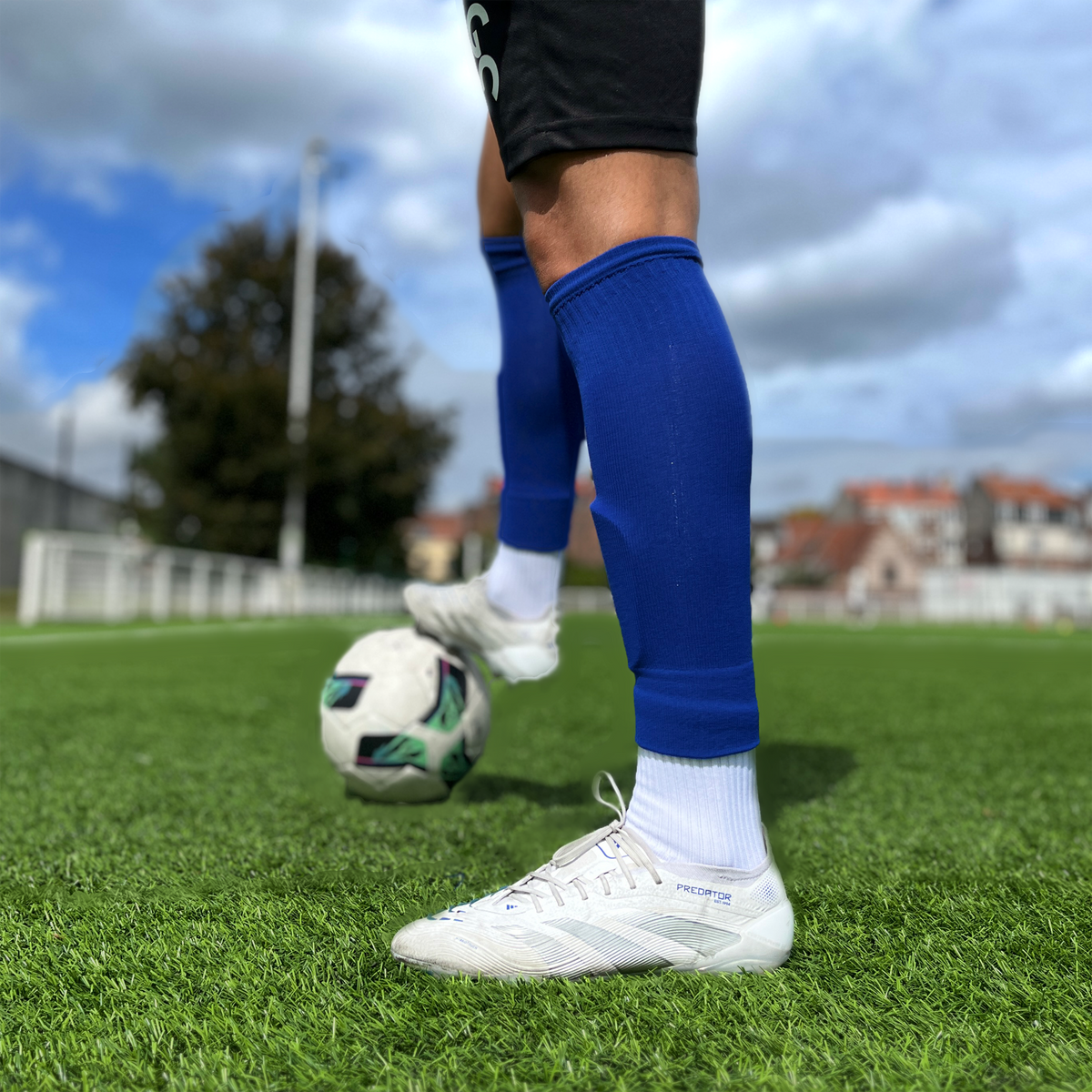 Chaussettes coupées football, Manchons de football, precut socks ou jambières, couleur bleues, portées sur terrain de football | Game Changer