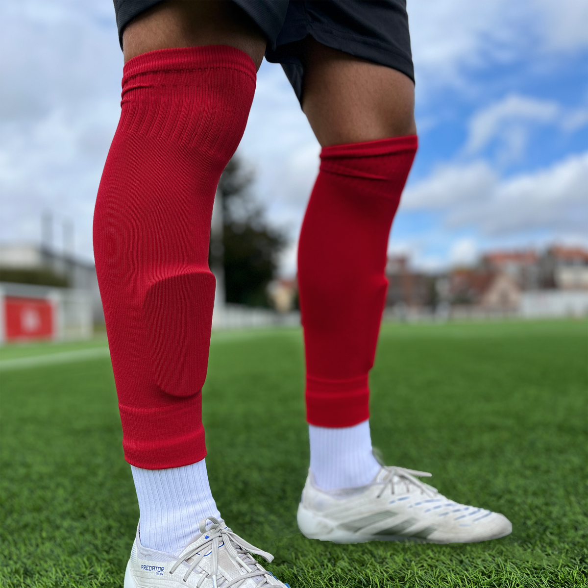 Chaussettes coupées football, Manchons de football, precut socks ou jambières, couleur rouge, portées sur terrain de football | Game Changer