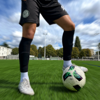 Chaussettes coupées football, Manchons de football, precut socks, ou jambières, couleur noir, portées sur terrain de football | Game Changer